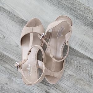 Charlies's Tan Women's Sandals